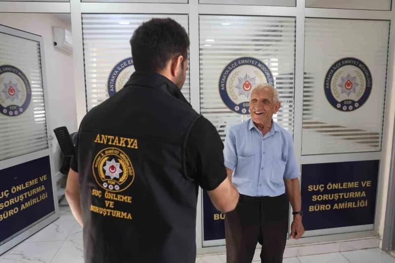 Hatay’da evlilik vaadiyle dolandırılan 75 yaşındaki adam polis ekiplerine teşekkür ediyor