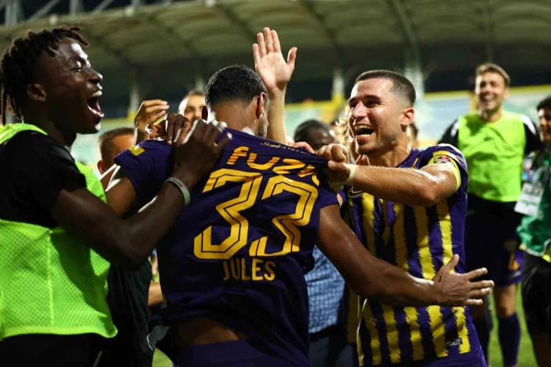 Eyüpspor ve Göztepe futbol takımları Süper Lig maçında Esenyurt Necmi Kadıoğlu Stadyumu'nda karşılaşıyor