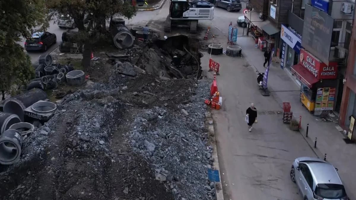 İstanbul Eyüpsultan Bulvarı’nda altyapı çalışmaları sırasında meydana gelen kısmi göçük ve çevredeki trafik yoğunluğu ha