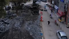 İstanbul Eyüpsultan Bulvarı’nda altyapı çalışmaları sırasında meydana gelen kısmi göçük ve çevredeki trafik yoğunluğu ha