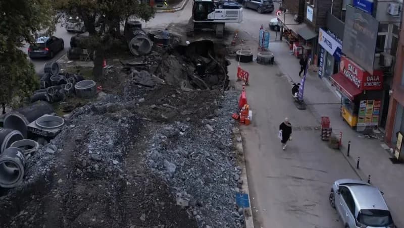 İstanbul Eyüpsultan Bulvarı’nda altyapı çalışmaları sırasında meydana gelen kısmi göçük ve çevredeki trafik yoğunluğu ha