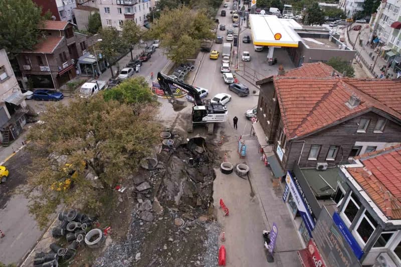 İstanbul Eyüpsultan’da devam eden altyapı çalışmalarında sabah saatlerinde kısmi çökme meydana geldi. Çökmenin yaşandığı