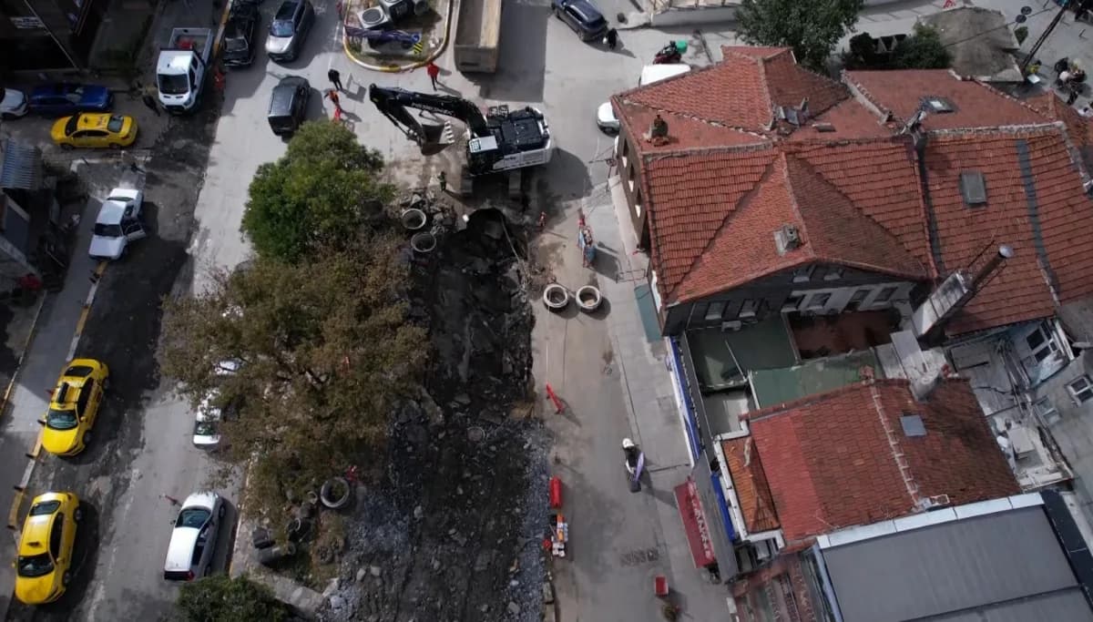 İstanbul Eyüpsultan’da devam eden altyapı çalışmalarında sabah saatlerinde kısmi çökme meydana geldi. Çökmenin yaşandığı
