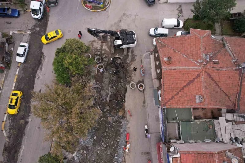 İstanbul Eyüpsultan’da devam eden altyapı çalışmalarında sabah saatlerinde kısmi çökme meydana geldi. Çökmenin yaşandığı