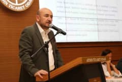 Aydın Ticaret Odası Başkanı Hakan Ülken basın açıklaması yaparken