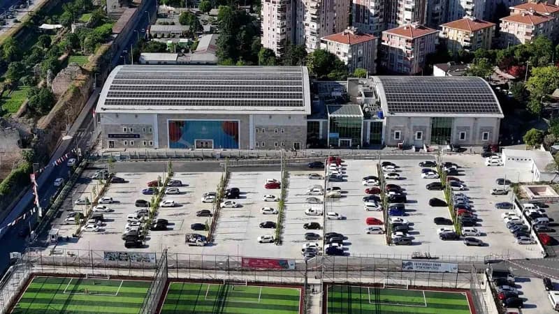 Fatih Belediyesi, ilçenin otopark ihtiyacına çözüm üretmek amacıyla yatırımlarını sürdürüyor. Silivrikapı Spor Köyü büny
