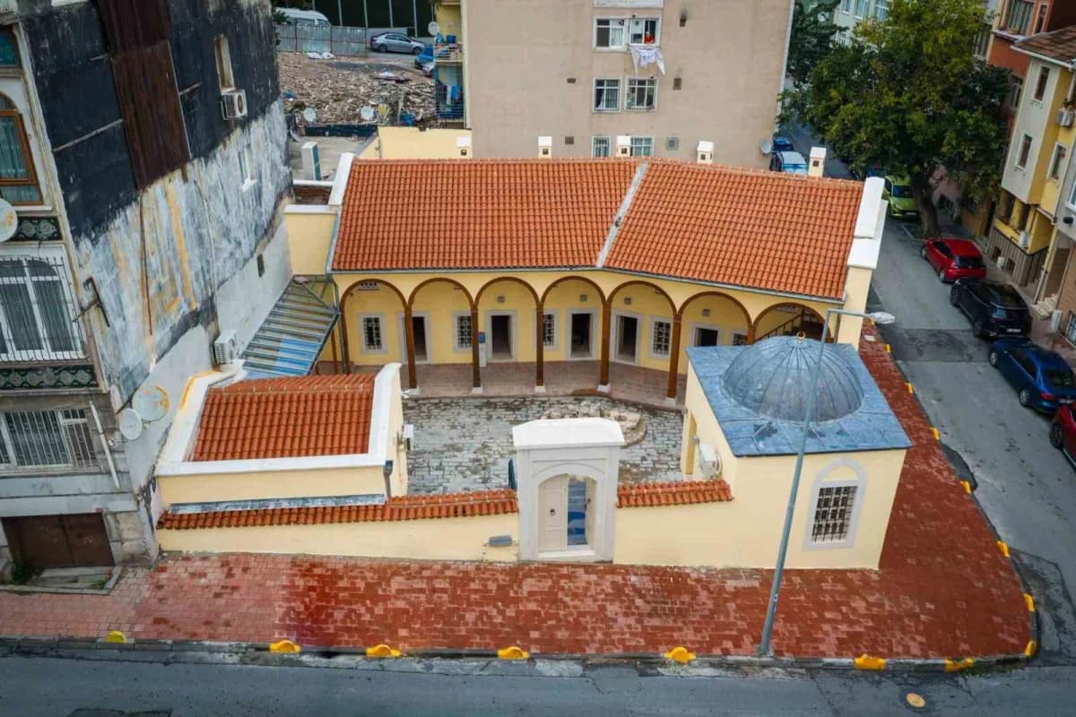 Fatih’te aslına uygun olarak yeniden ihya edilen Yeniçeşme Medresesi’nin dış görünümü