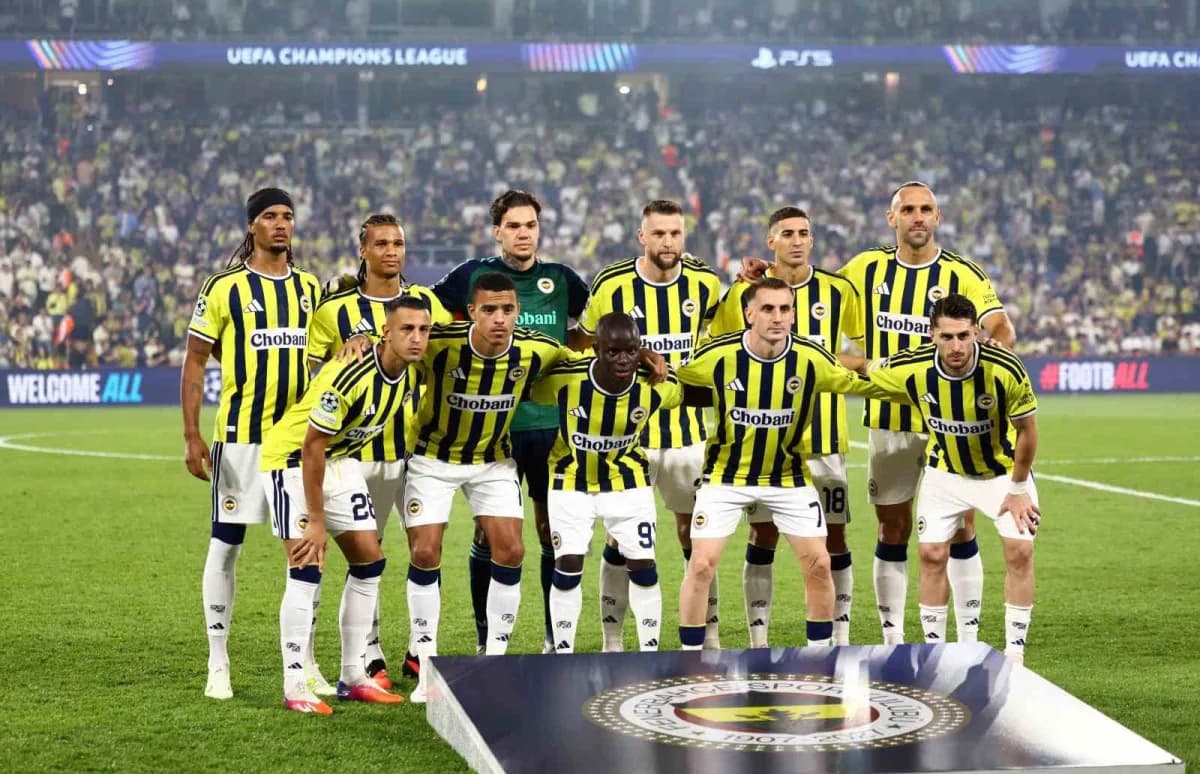 Fenerbahçe ve Aston Villa futbolcularının UEFA Şampiyonlar Ligi maçında mücadele anı