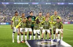 Fenerbahçe ve Aston Villa futbolcularının UEFA Şampiyonlar Ligi maçında mücadele anı