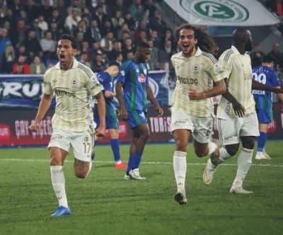 Fenerbahçe futbolcuları Çaykur Rizespor deplasmanında gol sevinci yaşıyor