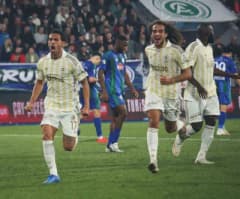 Fenerbahçe futbolcuları Çaykur Rizespor deplasmanında gol sevinci yaşıyor