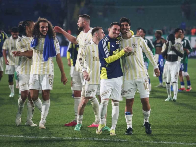 Trendyol Süper Lig maçında Fenerbahçe oyuncuları Çaykur Rizespor karşısında gol sevinci yaşıyor