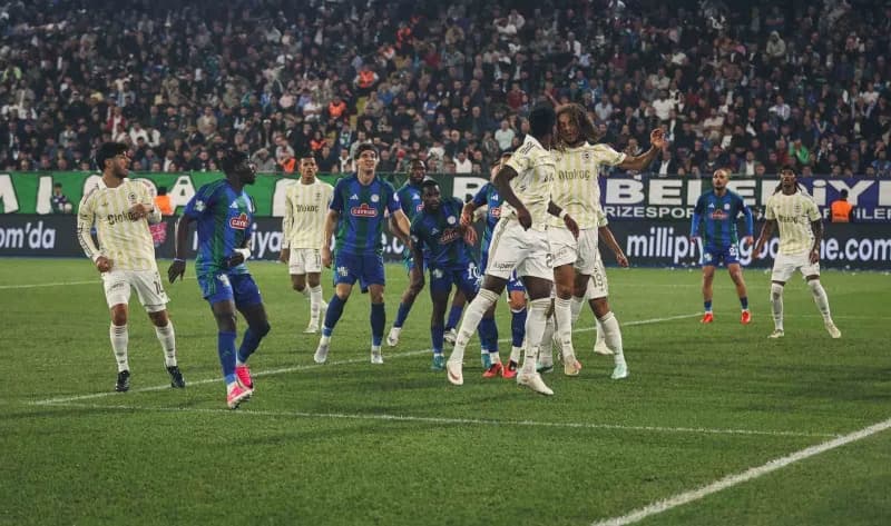 Trendyol Süper Lig’in 7. Haftasında Fenerbahçe, deplasmanda karşılaştığı Çaykur Rizespor'u 3-0 mağlup etti.