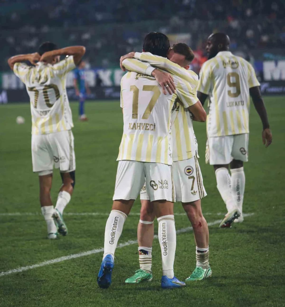 Trendyol Süper Lig'de deplasmanda Çaykur Rizespor'u 3-0 mağlup eden Fenerbahçe, milli ara sonrası galibiyet elde etti. S
