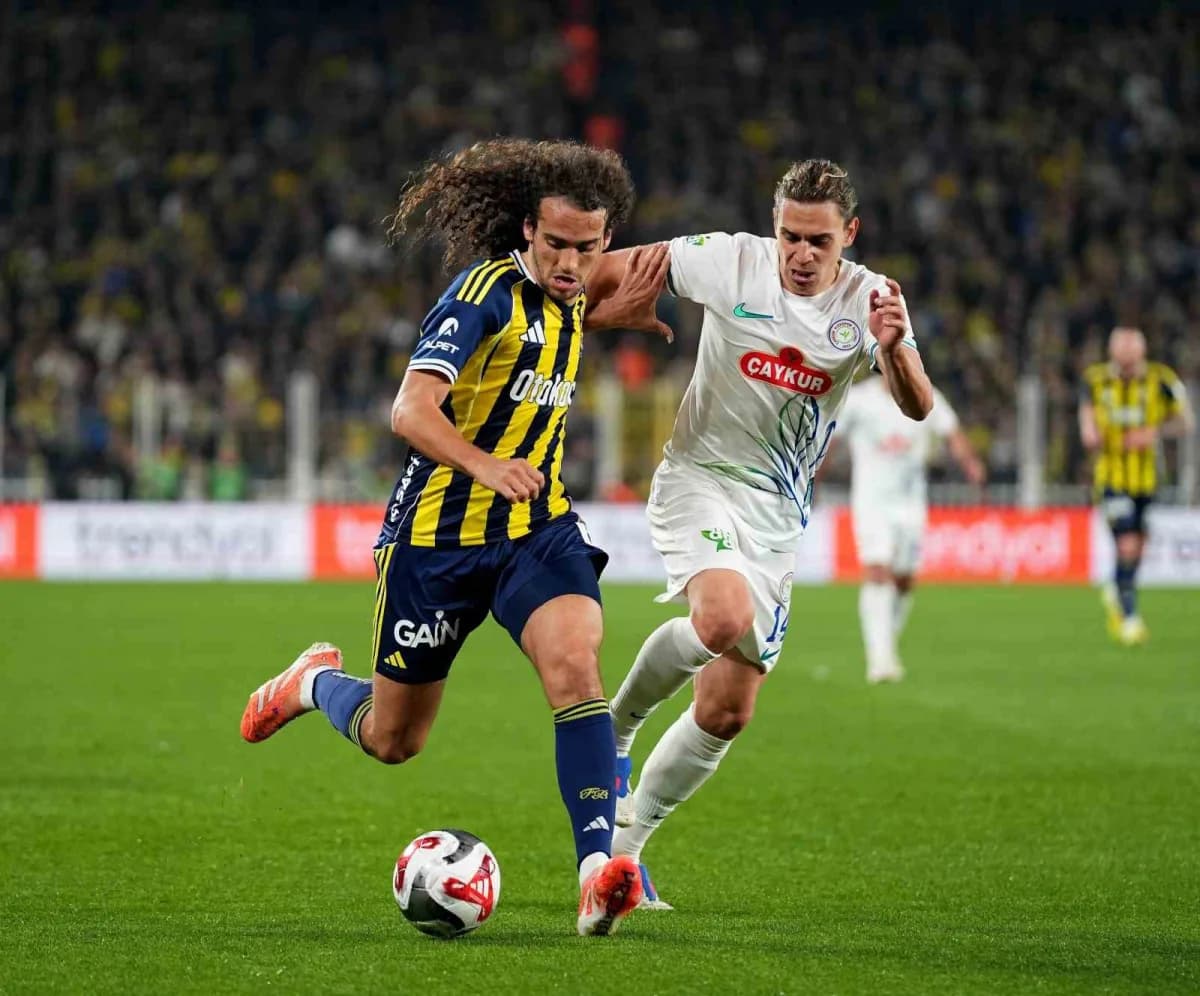 Fenerbahçe futbolcuları Çaykur Rizespor deplasmanında maç öncesi ısınırken