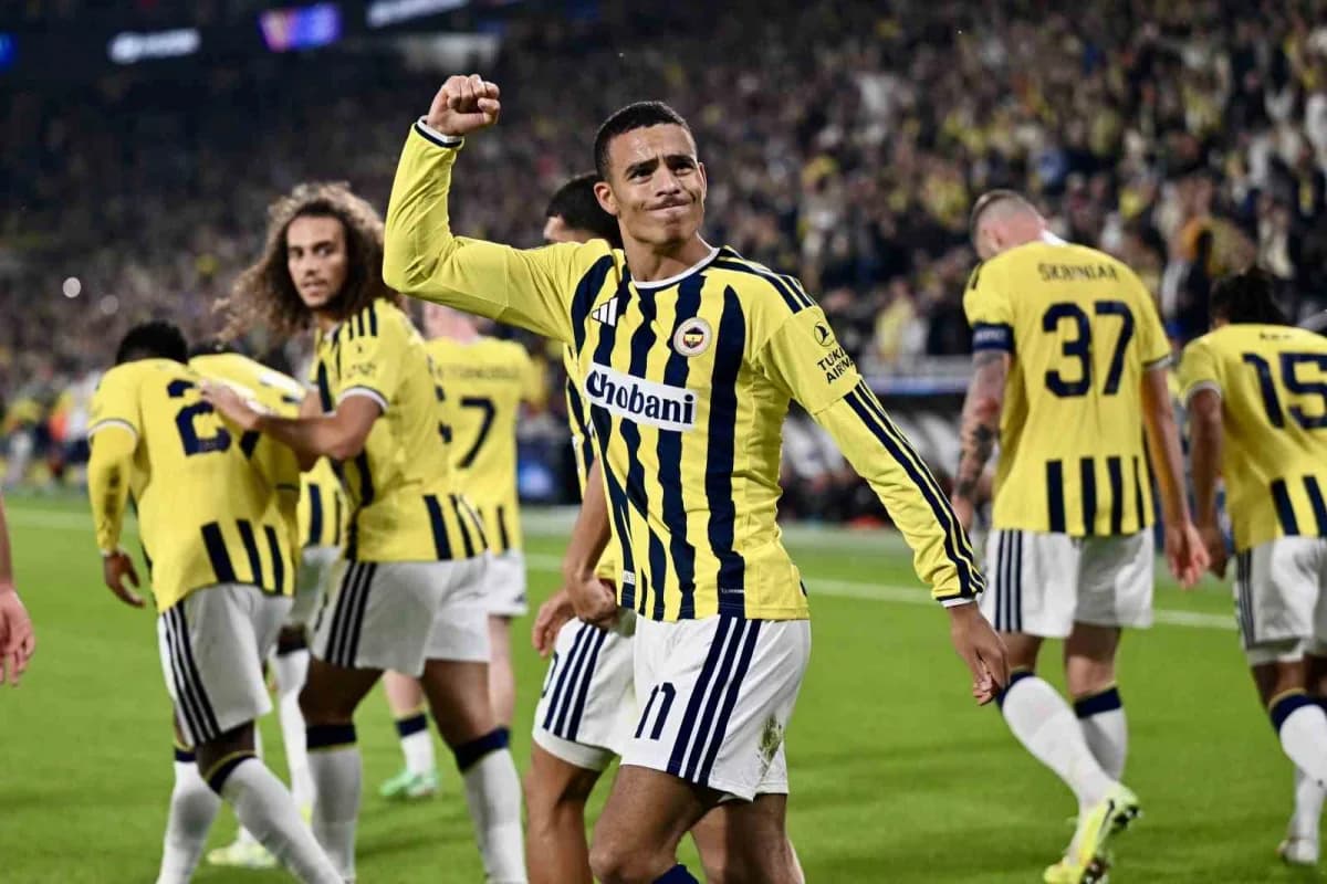 Fenerbahçe, Trendyol Süper Lig'de yarın Galatasaray ile karılaşacak. (Arşiv)