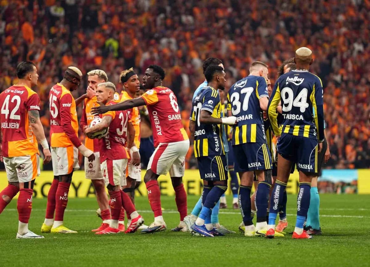 Fenerbahçe futbolcuları Galatasaray derbisi öncesi sahada ısınırken