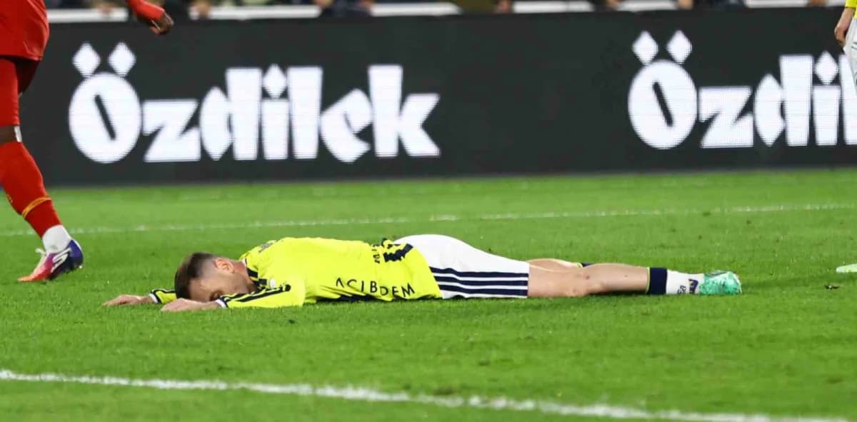 Fenerbahçe'de mücadeleye 11'de başlayan Kerem Aktürkoğlu, tribünler tarafından ıslıklandı.