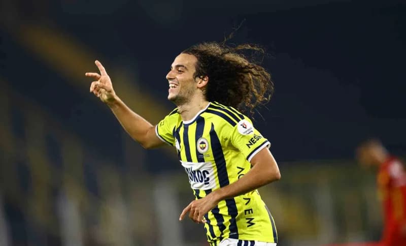 Fenerbahçe'nin Fransız futbolcusu Matteo Guendouzi, müsabakanın 45+1. Dakikada takımını 1-0 öne geçi