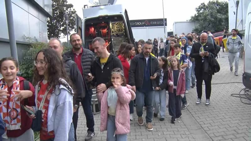 Fenerbahçe Medicana Kadın Voleybol Takımı oyuncuları pembe tişörtlerle meme kanseri farkındalık