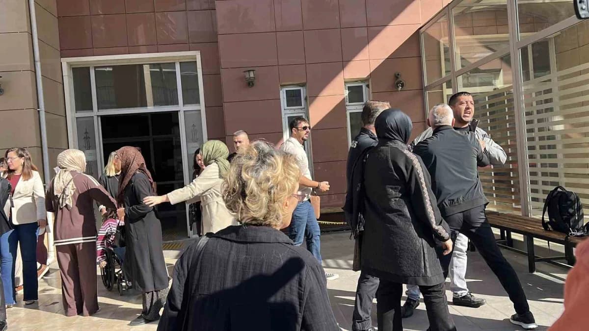 Manisa 2. Ağır Ceza Mahkemesi önünde duruşma görüntüsü