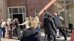 Manisa 2. Ağır Ceza Mahkemesi önünde duruşma görüntüsü