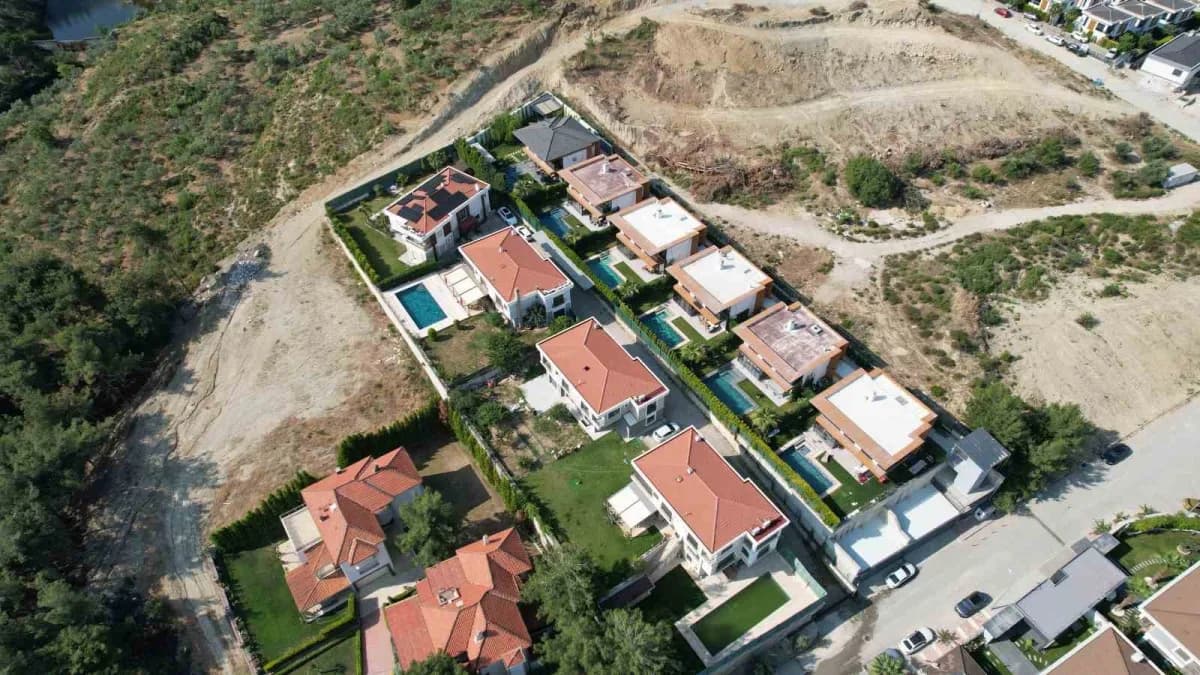 Manisa Büyükşehir Belediye Başkanı Ferdi Zeyrek’in evindeki havuzda elektrik akımına kapılarak hayatını kaybetmesine ili