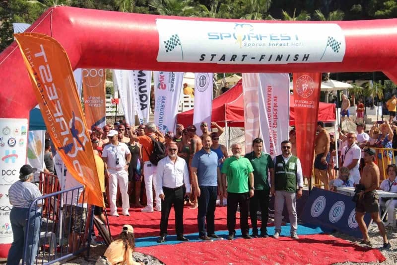 Fethiye Ölüdeniz’de açık su yüzme yarışlarına katılan sporcular denizde kulaç atıyor