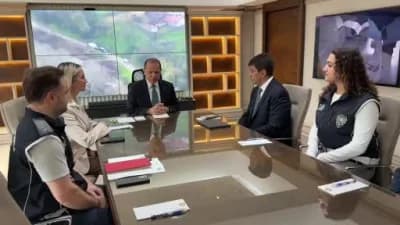 FETÖ bağlantılı göçmen kaçakçılığı şebekesine yönelik Türkiye ve Fransa’da düzenlenen operasyon kapsamında polis ekipler