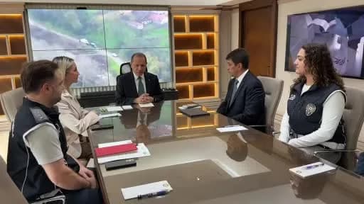 FETÖ bağlantılı göçmen kaçakçılığı şebekesine yönelik Türkiye ve Fransa’da düzenlenen operasyon kapsamında polis ekipler