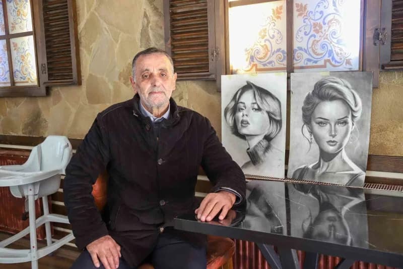 Gümüşhane’de doğan ressam Fikret Bozkır, emeklilik yıllarında ustalardan aldığı eğitimlerle portre sanatında kendisini g