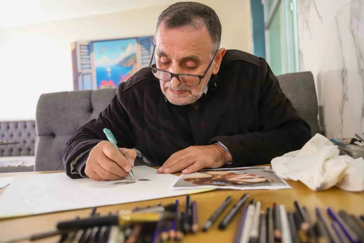Gümüşhaneli ressam Fikret Bozkır portre çalışması yaparken