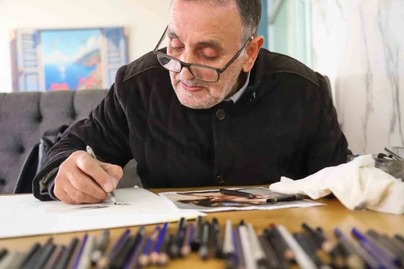 Gümüşhane’de doğan ressam Fikret Bozkır, emeklilik yıllarında ustalardan aldığı eğitimlerle portre sanatında kendisini g