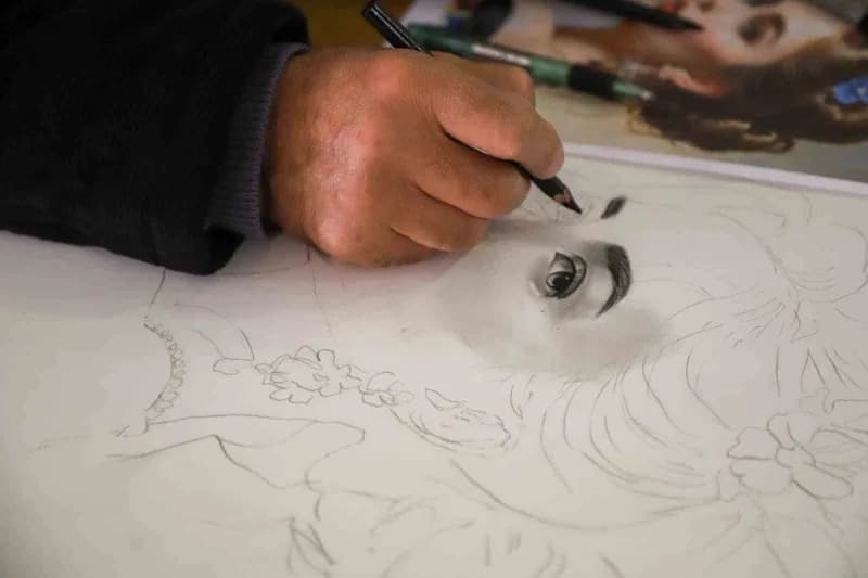 Gümüşhane’de doğan ressam Fikret Bozkır, emeklilik yıllarında ustalardan aldığı eğitimlerle portre sanatında kendisini g
