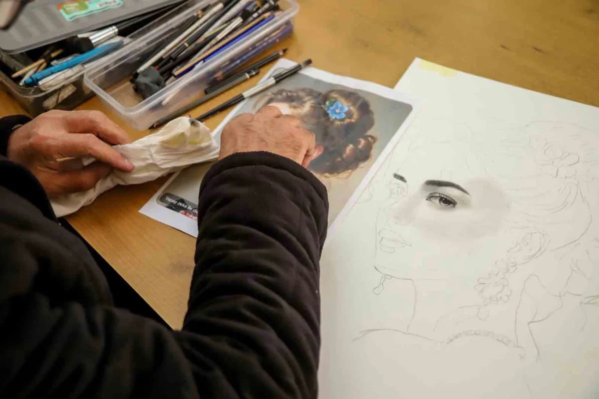 Gümüşhane’de doğan ressam Fikret Bozkır, emeklilik yıllarında ustalardan aldığı eğitimlerle portre sanatında kendisini g