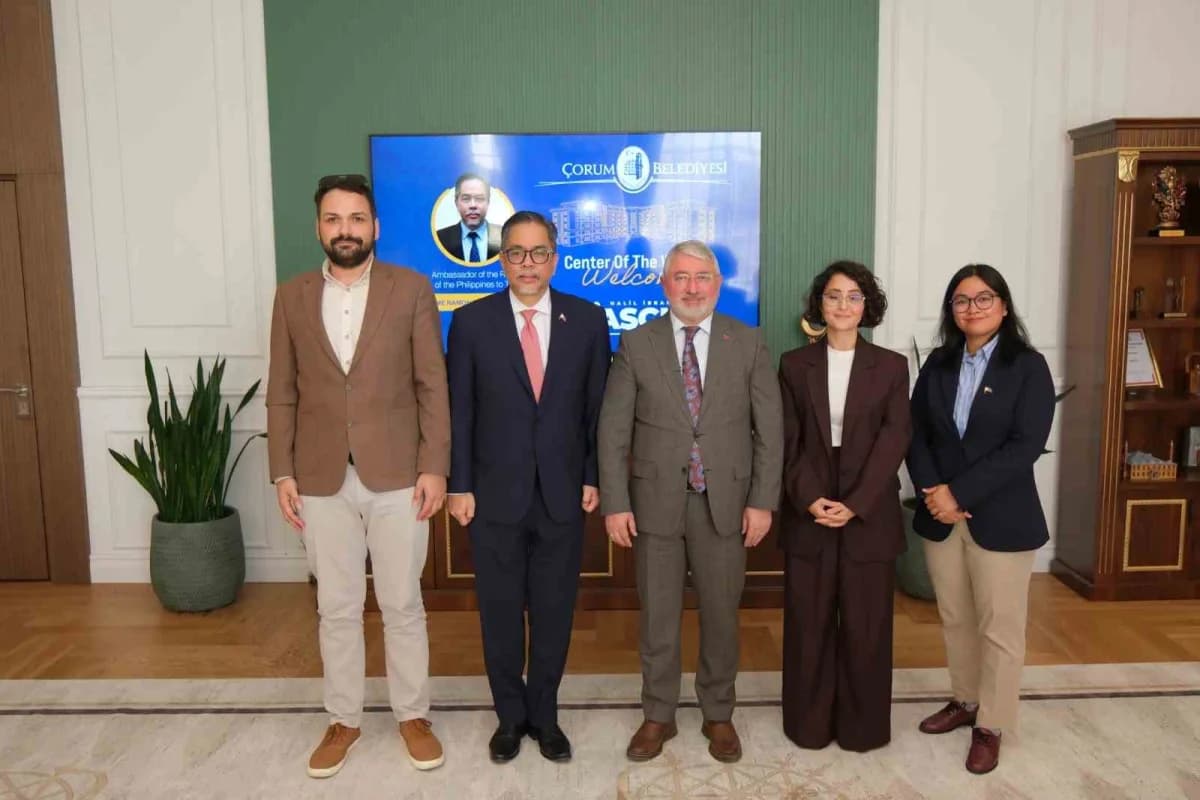 Filipinler’in Ankara Büyükelçisi Jaime Ramon t. Ascalon Jr., Çorum Belediye Başkanı Dr. Halil İbrahim Aşgın’ı ziyaret et