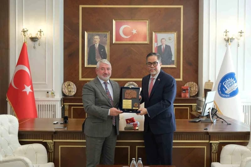 Filipinler’in Ankara Büyükelçisi Jaime Ramon t. Ascalon Jr., Çorum Belediye Başkanı Dr. Halil İbrahim Aşgın’ı ziyaret et