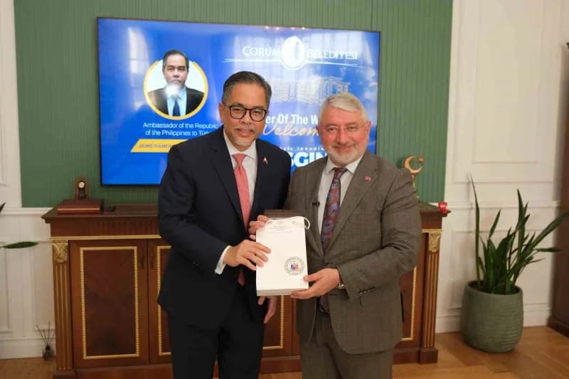 Filipinler Ankara Büyükelçisi Jaime Ramon T. Ascalon Jr. ve Çorum Belediye Başkanı Dr. Halil İbrahim Aşgın görüşme sıras