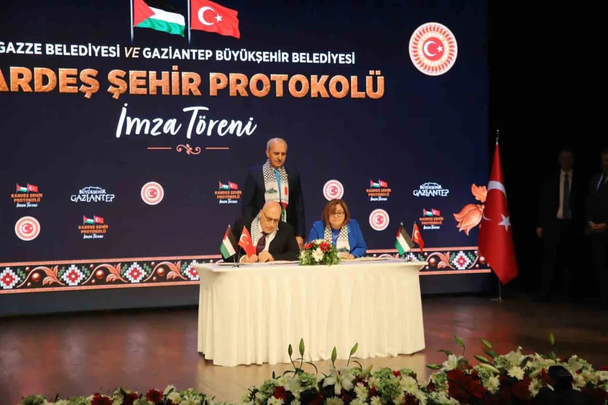Filistin Büyükelçisi Abu Jaish ve başkan Fatma Şahin, TBMM Başkanı Numan Kurtulmuş'un da nezaretinde Kardeş Şehir protok