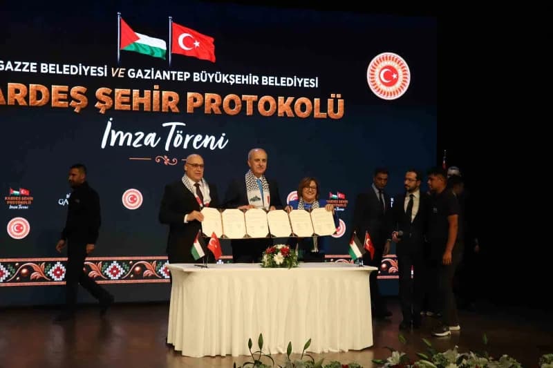 Filistin Büyükelçisi Abu Jaish ve başkan Fatma Şahin, TBMM Başkanı Numan Kurtulmuş'un da nezaretinde Kardeş Şehir protok