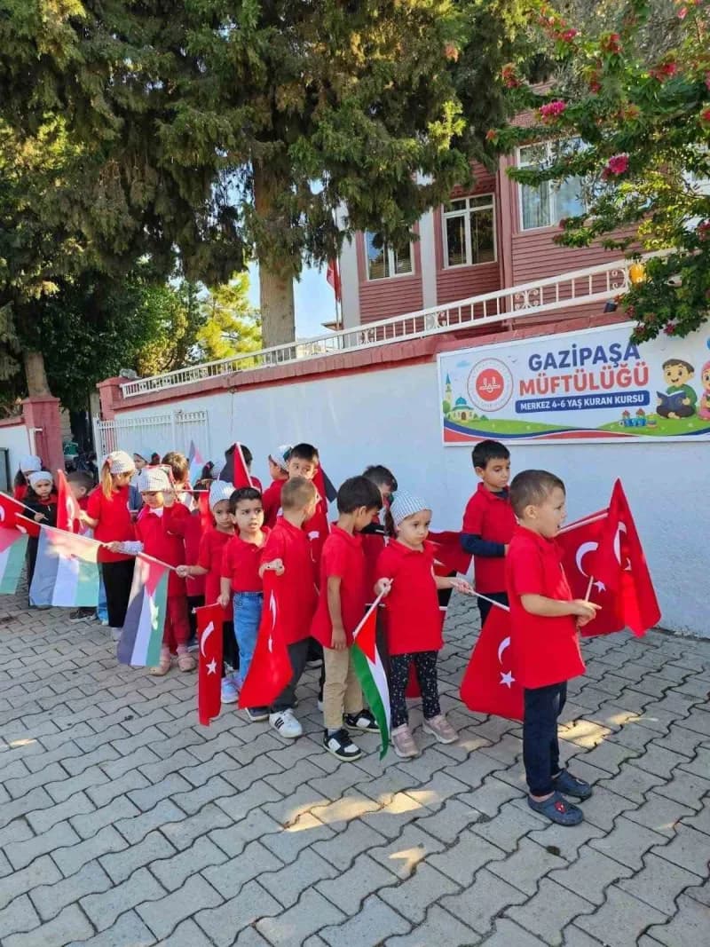 Gazipaşa Müftülüğü Gençlik Merkezi’nde düzenlenen etkinliğe, müftülüğe bağlı 4-6 yaş Kur’an kurslarında eğitim gören öğr