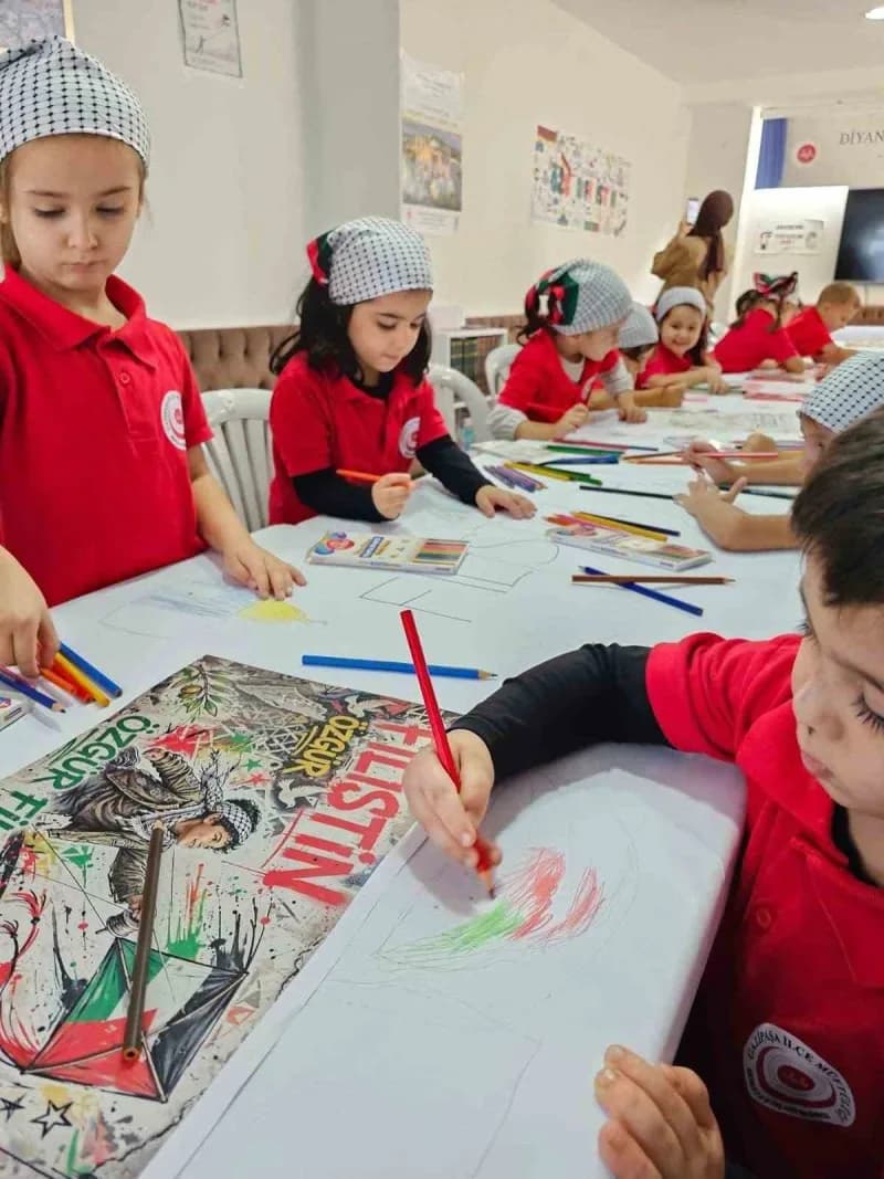Antalya’nın Gazipaşa ilçesinde, Gazipaşa Müftülüğü Gençlik Koordinatörlüğü tarafından düzenlenen "Filistinli Çocuklar İç