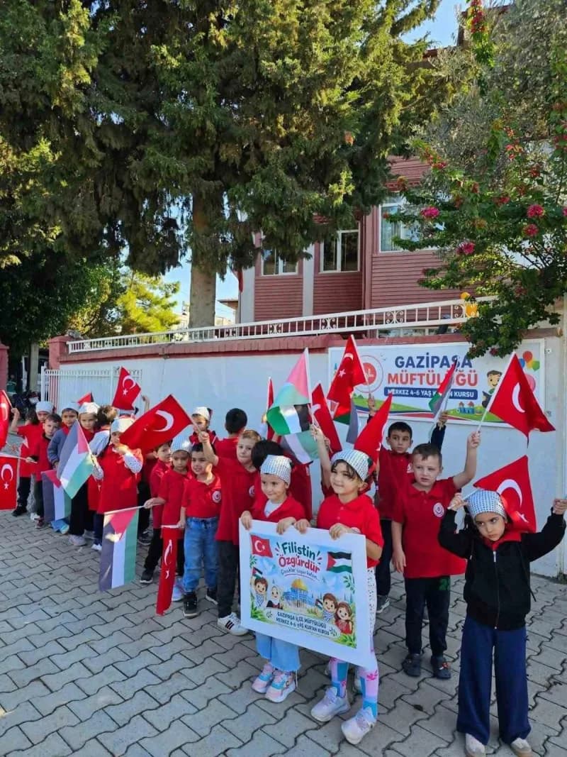 Gazipaşa Müftülüğü Gençlik Merkezi’nde düzenlenen etkinliğe, müftülüğe bağlı 4-6 yaş Kur’an kurslarında eğitim gören öğr