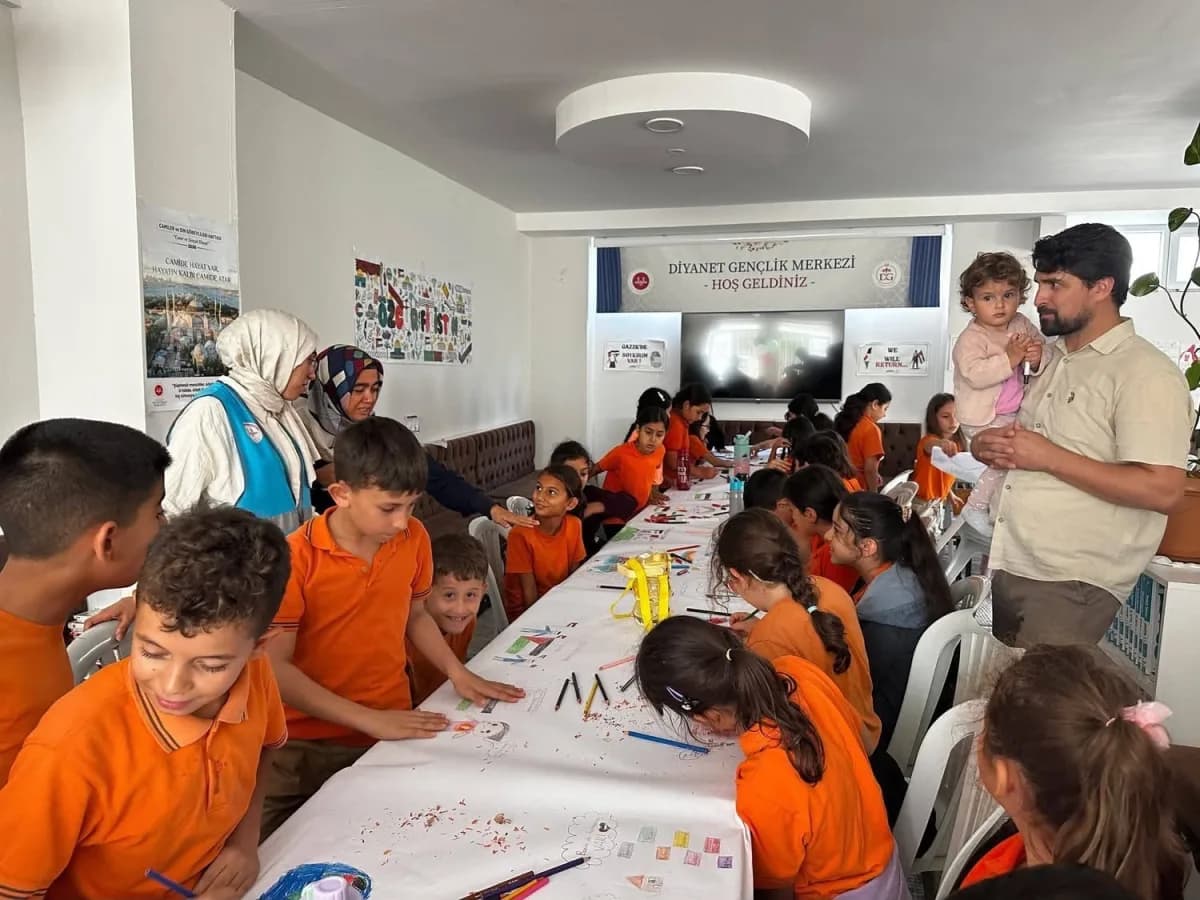 Gazipaşa'da düzenlenen Filistinli çocuklar için çiz etkinliğinde çocuklar resim yapıyor