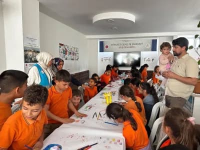 Gazipaşa'da düzenlenen Filistinli çocuklar için çiz etkinliğinde çocuklar resim yapıyor