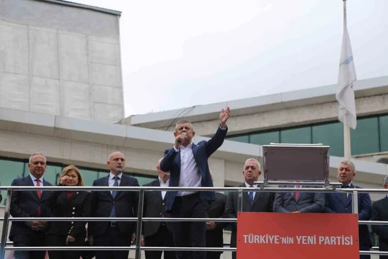 Yeni Parti Genel Başkanı Özgür Özel, gündemdeki fon krizine vurgu yaparak "Yaşadığımız krizler yetmezmiş gibi şimdi bir