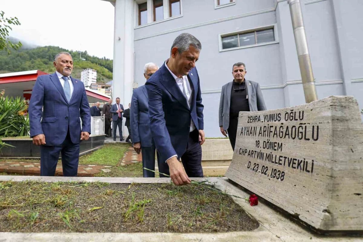 Yeni Parti Genel Başkanı Özel, Artvin Borçka Garnizon Şehitliği'ni ve 18. Dönem Milletvekili Ayhan Arifağaoğlu'nun kabri