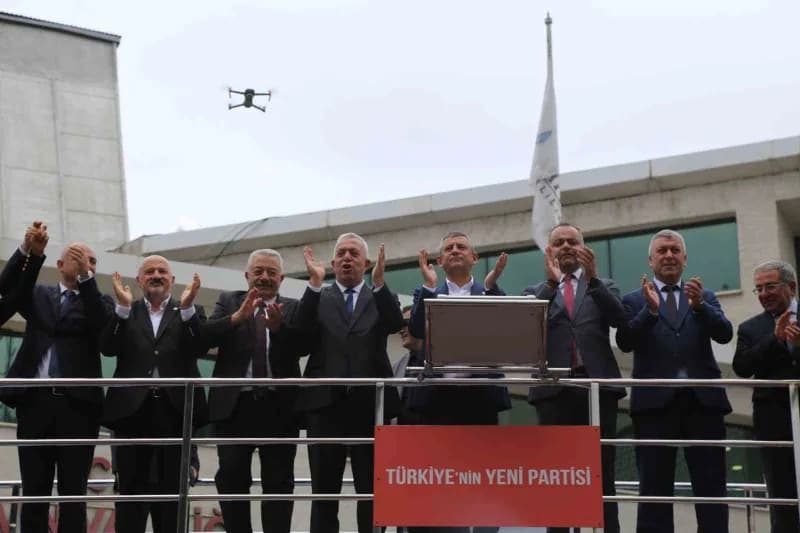 Yeni Parti Genel Başkanı Özgür Özel, gündemdeki fon krizine vurgu yaparak "Yaşadığımız krizler yetmezmiş gibi şimdi bir