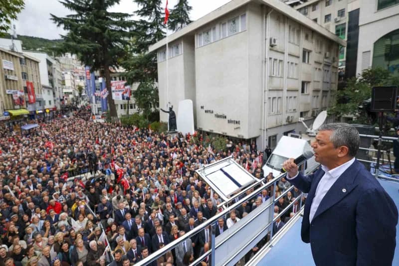 Yeni Parti Genel Başkanı Özgür Özel, gündemdeki fon krizine vurgu yaparak "Yaşadığımız krizler yetmezmiş gibi şimdi bir