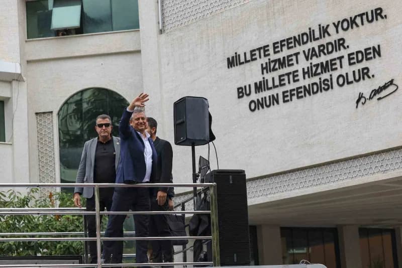 Yeni Parti Genel Başkanı Özgür Özel, gündemdeki fon krizine vurgu yaparak "Yaşadığımız krizler yetmezmiş gibi şimdi bir